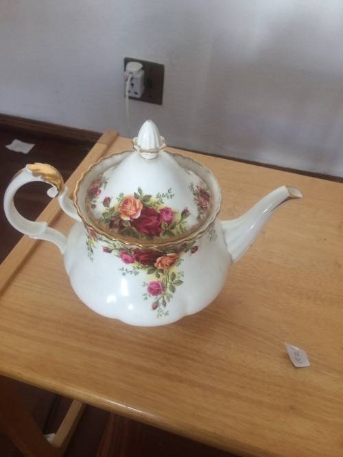 ROYAL ALBERT OLD COUNTRY ROSES LARGE 6-8 CUP TEAPOT